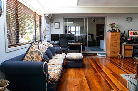 Photo of property in 5 Montmere Avenue, Te Atatu Peninsula, Auckland, 0610