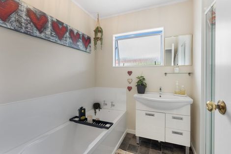 Photo of property in 21 Reeves Street, Waikanae Beach, Waikanae, 5036