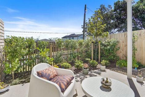 Photo of property in 9/35 Garadice Road, Rothesay Bay, Auckland, 0630