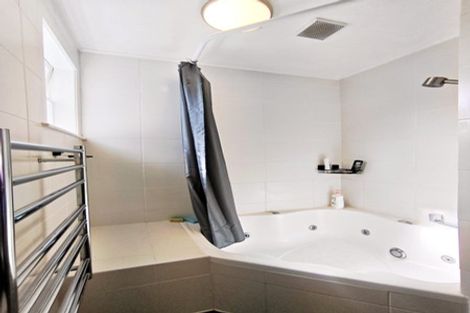 Photo of property in 20 Pupuke Road, Hillcrest, Auckland, 0627