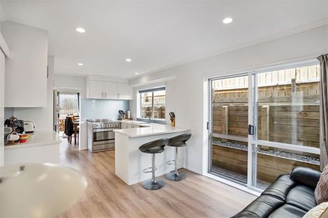 Photo of property in 2/2 Eske Place, Highland Park, Auckland, 2010