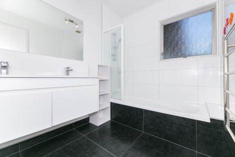 Photo of property in 2/50 Taharoto Road, Takapuna, Auckland, 0622