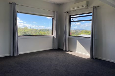 Photo of property in 43 Onewa Road, Northcote, Auckland, 0627