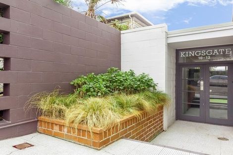 Photo of property in Kingsgate Flats, 10 Austin Street, Mount Victoria, Wellington, 6011