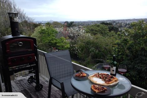 Photo of property in 2/218 East Coast Road, Forrest Hill, Auckland, 0620