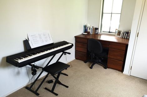 Photo of property in 15 Cayman Place, Unsworth Heights, Auckland, 0632