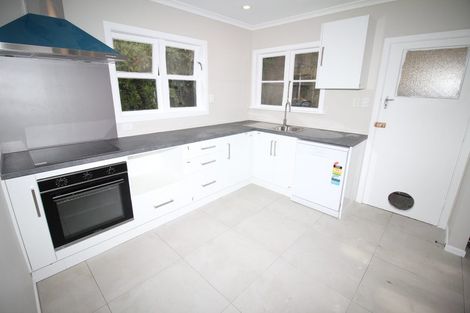 Photo of property in 52 Newlands Road, Newlands, Wellington, 6037
