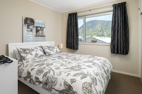 Photo of property in 23 Broadway, Picton, 7220