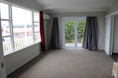 Photo of property in 2 Archbold Street, Newlands, Wellington, 6037