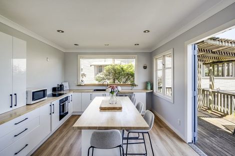 Photo of property in 9 Lawrence Road, Hospital Hill, Napier, 4110