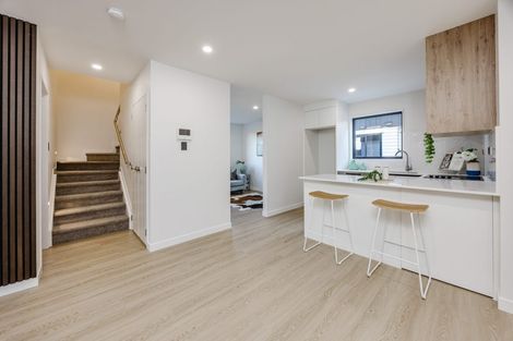 Photo of property in 6/24 Tupaki Place, Pakuranga Heights, Auckland, 2010