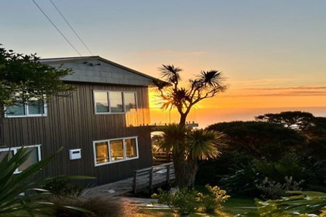 Photo of property in 15 Piha Road, Piha, New Lynn, 0772