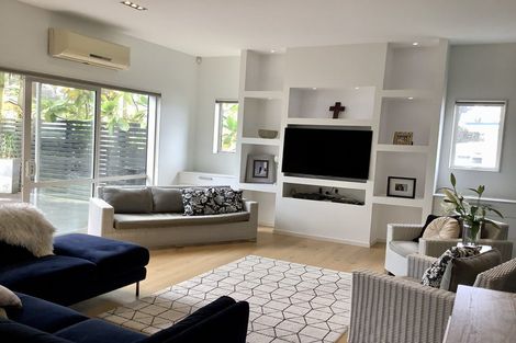 Photo of property in 5 Bishop Street, Green Bay, Auckland, 0604