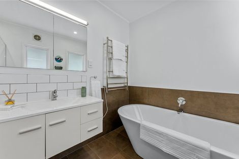 Photo of property in 21a Forrest Hill Road, Milford, Auckland, 0620