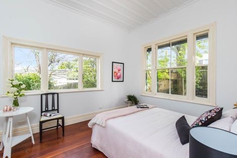 Photo of property in 102 Onewa Road, Northcote, Auckland, 0627