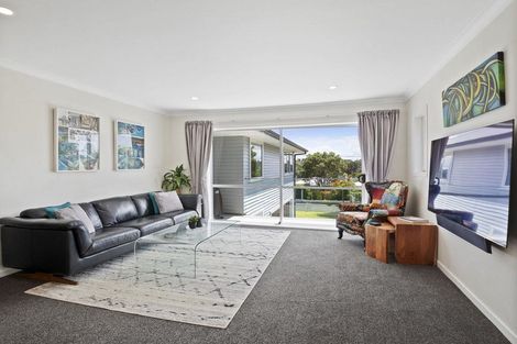 Photo of property in 34 Cliff View Drive, Green Bay, Auckland, 0604