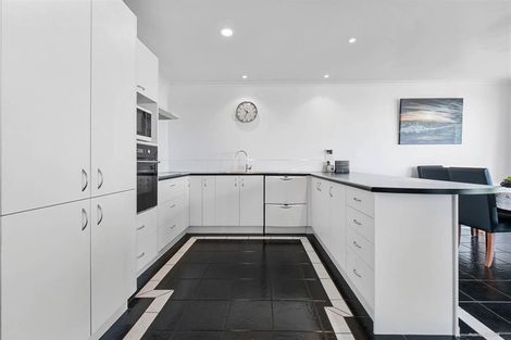 Photo of property in 30a Crispe Road, Clarks Beach, 2122