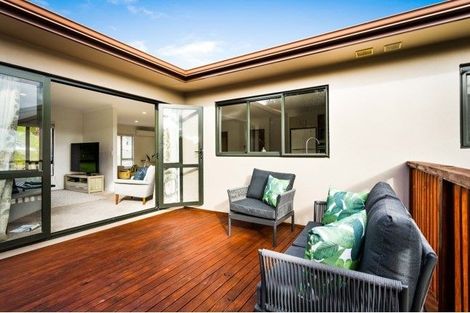 Photo of property in 40 Rising Parade, Fairview Heights, Auckland, 0632