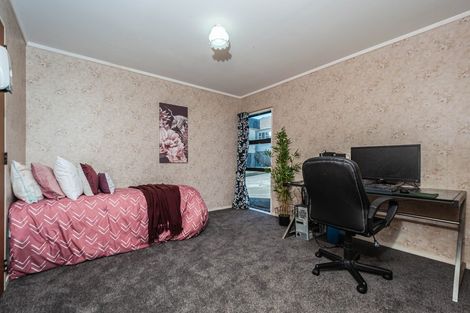 Photo of property in 11b Warrington Grove, Newlands, Wellington, 6037