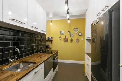 Photo of property in Sunhaven Flats, 262 Oriental Parade, Oriental Bay, Wellington, 6011