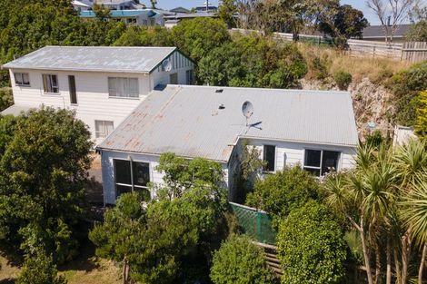 Photo of property in 40b Colchester Crescent, Newlands, Wellington, 6037