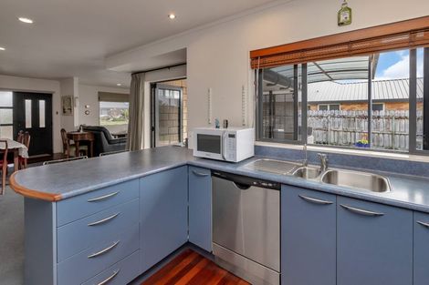 Photo of property in 32 Bermuda Place, One Tree Point, 0118