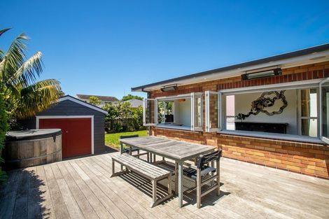 Photo of property in 37 Harbour View Road, Point Chevalier, Auckland, 1022
