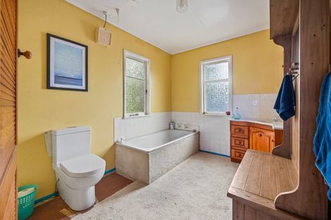 Photo of property in 63 Sea View Road, Baylys Beach, 0377