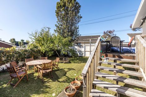 Photo of property in 2/309 Wairau Road, Totara Vale, Auckland, 0627