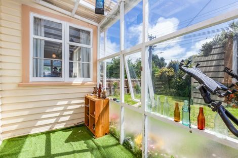 Photo of property in 4 Mexted Terrace, Tawa, Wellington, 5028