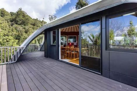 Photo of property in 442-454 Scenic Drive, Waiatarua, Auckland, 0612