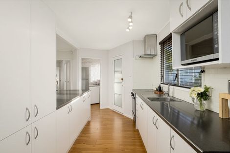 Photo of property in 5 Mckinley Road, Sunnyvale, Auckland, 0612