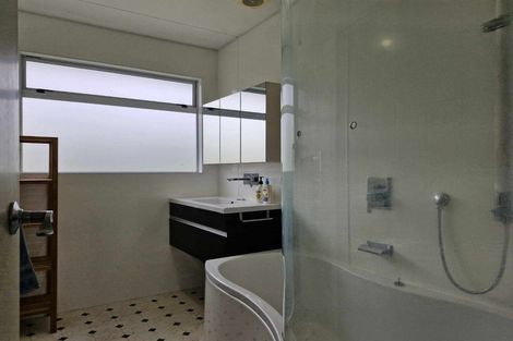 Photo of property in 1 Ambury Place, Merrilands, New Plymouth, 4312