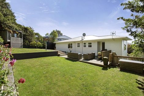 Photo of property in 37 Sunrise Boulevard, Tawa, Wellington, 5028