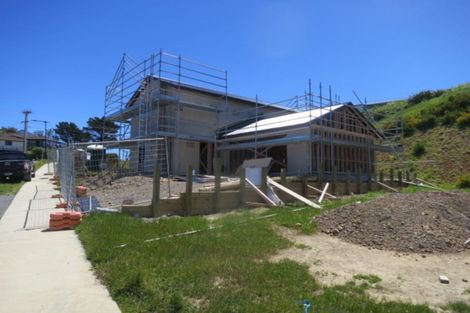 Photo of property in 42 Domett Street, Newlands, Wellington, 6037