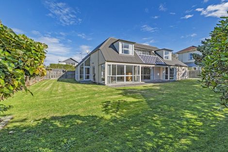 Photo of property in 12 Eversleigh Street, St Albans, Christchurch, 8014