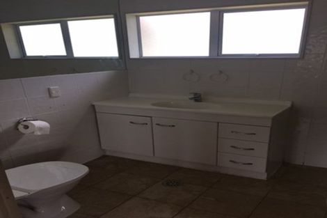 Photo of property in 82 Ocean View Road, Northcote, Auckland, 0627