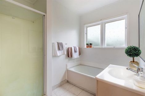 Photo of property in 15 Camrose Place, Glenfield, Auckland, 0629