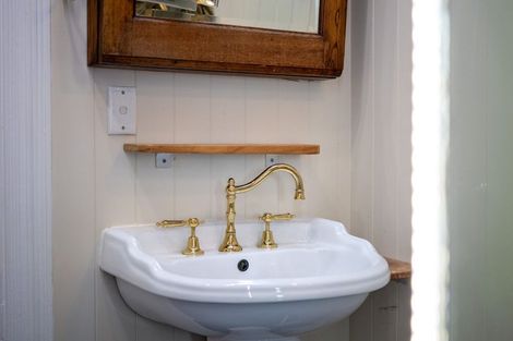 Photo of property in 9 Robertson Street, Russell, 0202