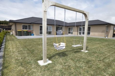 Photo of property in 12 Oakmont Crescent, Waiwhakaiho, New Plymouth, 4312