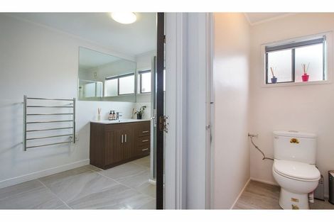 Photo of property in 2/6 Sovereign Place, Glenfield, Auckland, 0629