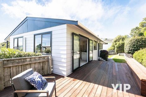 Photo of property in 44 Colchester Crescent, Newlands, Wellington, 6037