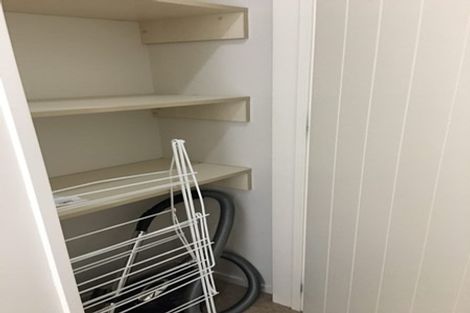 Photo of property in 12 Stubbs Place, Fairview Heights, Auckland, 0632