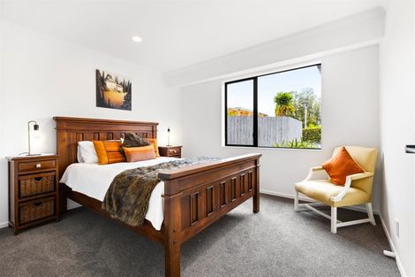 Photo of property in 15a Rixon Place, Te Atatu Peninsula, Auckland, 0610