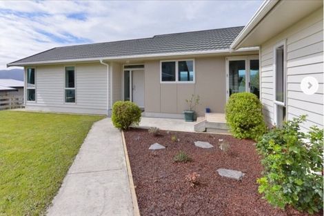 Photo of property in 31 Mcewen Crescent, Riverstone Terraces, Upper Hutt, 5018