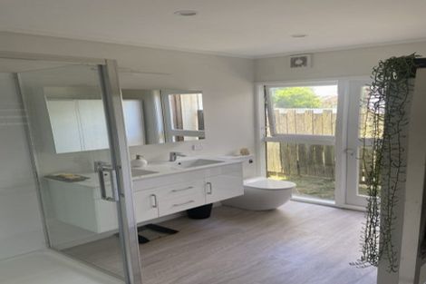 Photo of property in 1 Priestley Drive, Bucklands Beach, Auckland, 2014