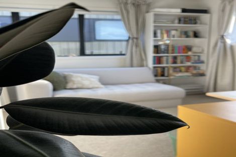 Photo of property in 5/35 Garadice Road, Rothesay Bay, Auckland, 0630