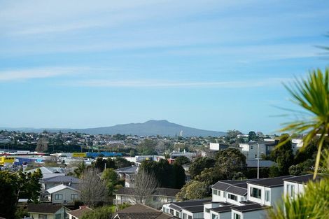 Photo of property in 10 Tusac Place, Totara Vale, Auckland, 0627