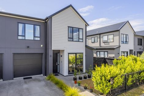 Photo of property in 16 Cara Avenue, Kumeu, 0810