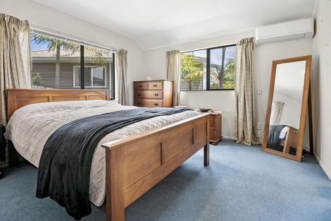 Photo of property in 14 Mandeville Place, Unsworth Heights, Auckland, 0632